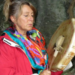 Gerda vor Höhle 300x300